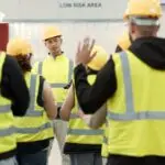 Instruirea angajaților la angajare: ce trebuie să includă un program eficient de SSM