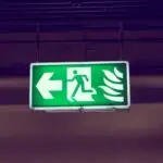 Instalațiile de iluminat de securitate: normele actuale și cum le implementezi corect