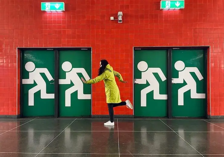 Cum să adaptezi măsurile de securitate la incendiu pentru clădirile cu public numeros